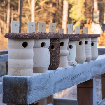 ДЕРЕВЯННАЯ СКВОРОТКА ДЛЯ ПТИЦ СИСЬКА С НАТУРАЛЬНОЙ ОТВЕРСТКОЙ КОРМОВКА ДОМИК