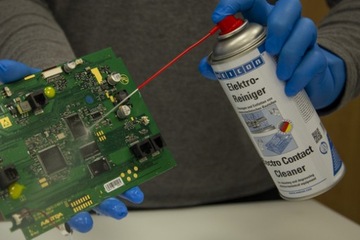 Contact Cleaner очищает контакты с помощью средства для удаления электроники.