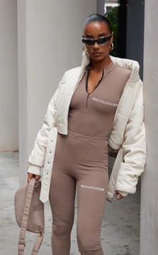 КОРИЧНЕВОЕ БОДИ PRETTYLITTLETHING С ЛОГОТИПОМ