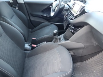 Peugeot 208 I Hatchback 5d Facelifting 1.2 PureTech 82KM 2017 Peugeot 208 1.2 PureTech, Salon Polska, zdjęcie 8