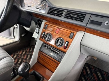 Mercedes W124 Sedan 2.0 118KM 1991 Mercedes-Benz W124 (1984-1993) 2.0 Benzyna 118KM, zdjęcie 38