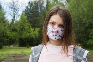 Маска из хлопка с индивидуальным принтом.