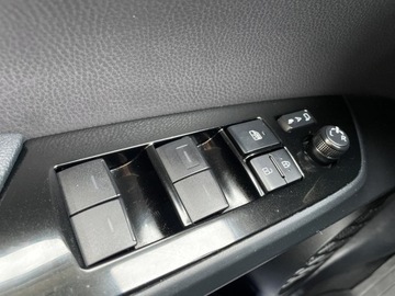 Toyota Prius IV Hatchback Plug-in 1.8 Hybrid Plug-in 122KM 2020 Toyota Prius Plug-in 1.8 Hybrid Executive IV (2015, zdjęcie 17