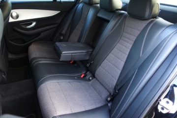 Mercedes Klasa E W213 Limuzyna Facelifting 2.0 E220d 194KM 2021 Mercedes-Benz Klasa E 4Matic Kamera Czujniki park Tempomat Asyst. mart, zdjęcie 15