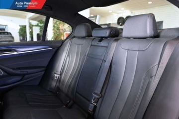 BMW Seria 5 G30-G31 Limuzyna Facelifting 3.0 540i 333KM 2023 BMW Seria 5 540i xDriveFV23Adaptacyjny Reflektor LEDM Kierownica Skorzana, zdjęcie 12