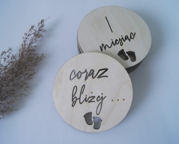 Деревянная табличка для фотографий месяцев.