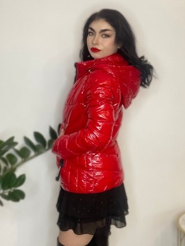 Весенняя куртка стегала капюшоном