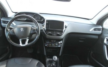 Peugeot 2008 I SUV Facelifting 1.2 PureTech 110KM 2018 Peugeot 2008 1.2 Benzyna 110KM, zdjęcie 10