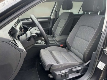 Volkswagen Passat B8 Variant Facelifting 1.5 TSI EVO 150KM 2023 Volkswagen Passat reflektory LED kamera nawigacja tempomat aktywny FV, zdjęcie 10