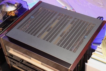 Комплект Pioneer M-90 C-90 в автосалоне URUSHI M90 C90