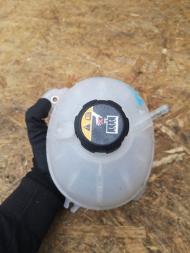 HYUNDAI TUCSON III NÁDOBKA VYROVNÁVACÍ