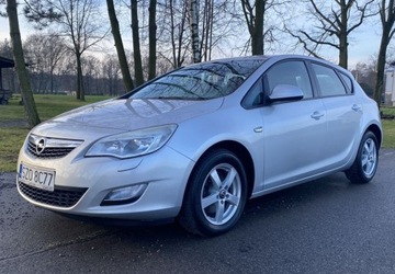 Opel Astra J Hatchback 5d 1.7 CDTI ECOTEC 110KM 2010 Opel Astra Bezwypadkowy, zarejestrowany, zadba...