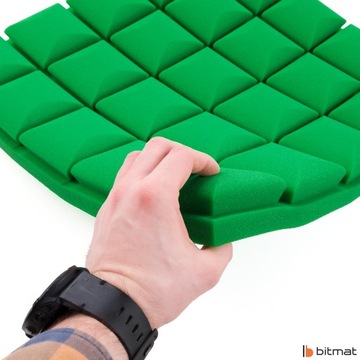 Потолочные панели для помещения, акустические кубы, шумоизоляционная пена для стены.