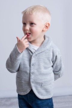 Серый кардиган для мальчика с нашивкой 122