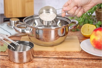Кухонные мерные стаканчики, набор металлических мерных ложек.