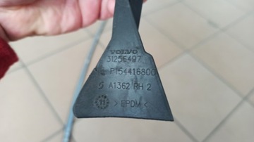 LIŠTA OKNO ČELNÍ LEVÝ PRAVÁ - VOLVO C70 II 06-13R