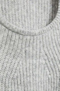 Sweter z dekoltem S od MOODO