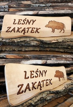 номер дома, табличка с названием улицы, надписи на дереве.