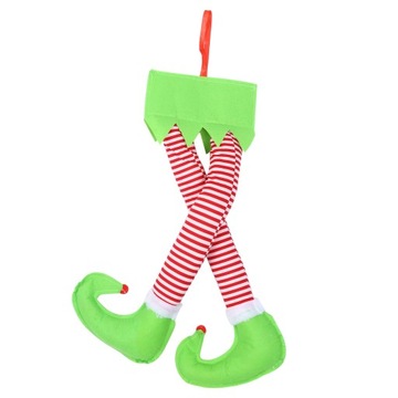 Плюшевые ножки рождественского эльфа торчат из багажника