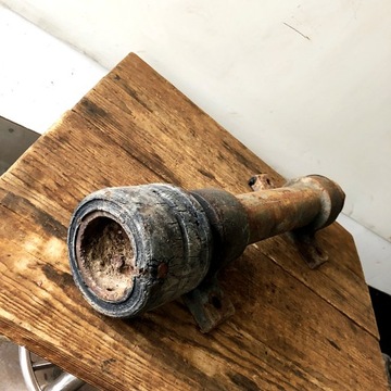 Старый ролик с подшипниками для циркулярной пилы.