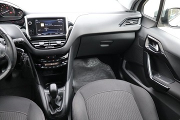 Peugeot 208 I Hatchback 5d Facelifting 1.2 PureTech 82KM 2017 Peugeot 208 1.2 PureTech, Salon Polska, zdjęcie 7