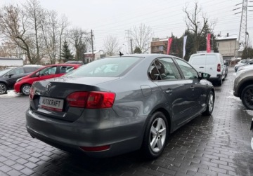 Volkswagen Jetta VI Sedan 1.2 TSI 105KM 2013 Volkswagen Jetta Salon Polska. Serwis ASO Czujniki 1.2 Benzyna 105KM, zdjęcie 32
