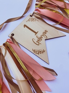 Вымпел с номером на стуле с именем, цветы