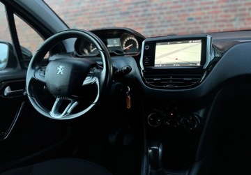 Peugeot 208 I Hatchback 5d Facelifting 1.2 PureTech 82KM 2017 Peugeot 208 Nawigacja Niski Przebieg Alu Gwarancja w cenie Warszawa VRVD, zdjęcie 5