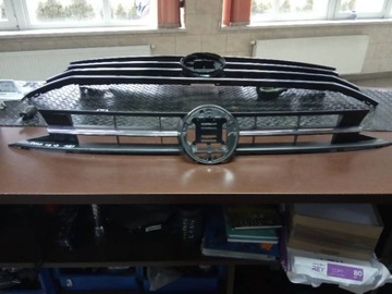 Vw polo 17- atrapa gril 2g0853653k