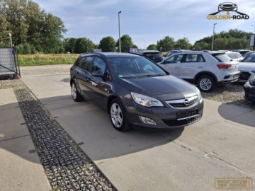 Opel Astra J Sports Tourer 1.6 Twinport ECOTEC 115KM 2012 Opel Astra 1,6 16V 115 KM klima elektryka wspomaganie oplacony 1.6 Benzyna, zdjęcie 3
