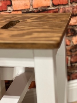 Черно-белый высокий табурет в деревенском стиле, покрытый воском.