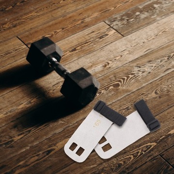 Мужчины поднимают принадлежности