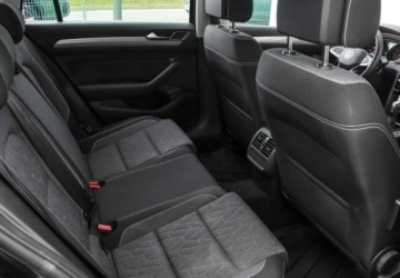 Volkswagen Passat B8 Variant Facelifting 2.0 TDI SCR 150KM 2023 Volkswagen Passat 2.0TDI 150KM DSG, Business, App Connect, Pakiet Zimowy,, zdjęcie 13