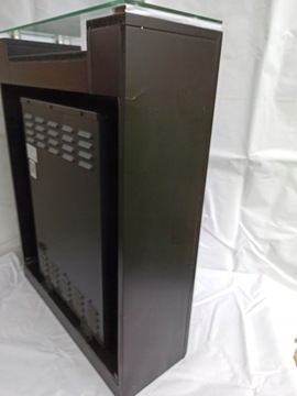 Kominek elektryczny stojący z funkcją grzewczą uszkodzenia obudowy