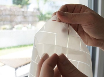 Фольга оконная молочно-матовая с зигзагообразным узором, бесклеевая, статическая, ширина 45 см.