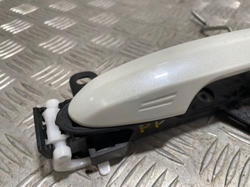 KLIKA DVEŘE PRAVÝ PŘEDNÍ KEYLESS GO TOYOTA RAV4 V EVROPA BÍLÁ PERLA