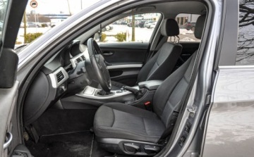 BMW Seria 3 E90-91-92-93 Limuzyna E90 318d 143KM 2009 BMW Seria 3 2,0d 2009 r. Lift iDrive 2.0 Diesel 143KM, zdjęcie 6