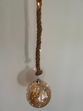 СТЕКЛЯННЫЙ ШАР, СВЕТЯЩИЕСЯ РОЖДЕСТВЕНСКИЕ УКРАШЕНИЯ, ВЕРЕВКА.