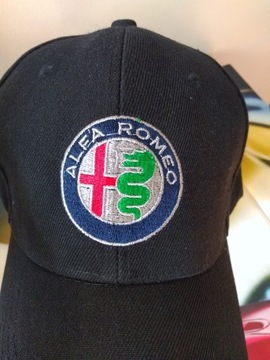 Черная кепка ALFA ROMEO с вышитым логотипом.
