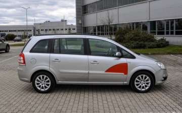 Opel Zafira B 1.8 ECOTEC 140KM 2009 Opel Zafira 1,8 (140KM) LPG 2009 r. Lift 7-osobowy 1.8 BenzynaLPG 140KM, zdjęcie 1