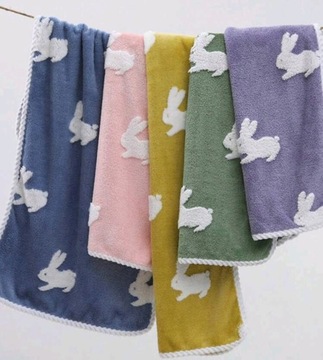 Ręcznik z pętelką dla dzieci w zajączki