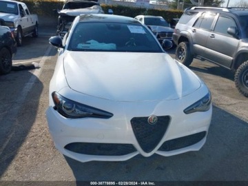 Alfa Romeo Giulia II Sedan Facelifting 2.0 Turbo 280KM 2022 Alfa Romeo Giulia 2022r, Veloce, TI, 2.0L 2.0 Benzyna 280KM, zdjęcie 3