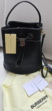 Замечательная черная сумочка из натуральной кожи.