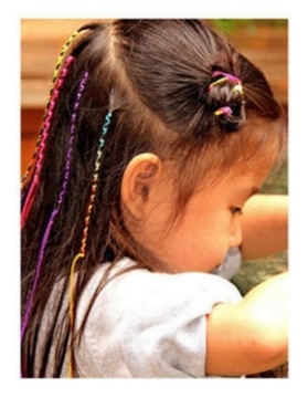 Разноцветные нитки для плетения косичек.