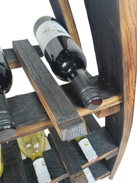 Полка из дубовых досок и клепок для бочек из-под виски.