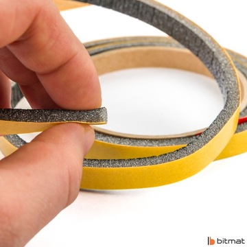 Самоклеящийся уплотнитель для дверей, окон, пенопласт противосквозняковый утеплитель, 0,5 см.