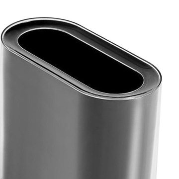 Небольшой контейнер для мусора в офисе.