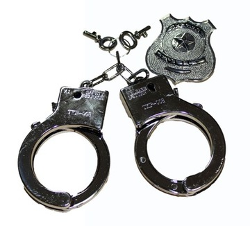 ZESTAW POLICJANTA KAJDANKI ODZNAKA KLUCZYK DODATEK