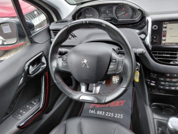 Peugeot 208 I Hatchback 5d Facelifting 1.2 PureTech 110KM 2016 Peugeot 208 GT Line Kamera Klimatronik PDC Sensor Alu 1.2 Benzyna 110KM, zdjęcie 19