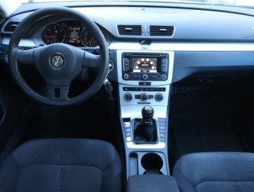 Volkswagen Passat B7 Variant 1.6 TDI CR DPF BlueMotion 105KM 2013 VW Passat 1.6 TDI, Salon Polska, Navi, Xenon, zdjęcie 6